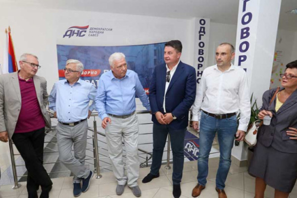 DNS napuštaju tri poslanika?