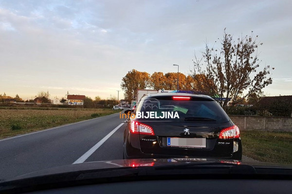 KOLAPS U SAOBRAĆAJU Zbog kvara na kamionu kilometarske kolone na putu Bijeljina - Brčko