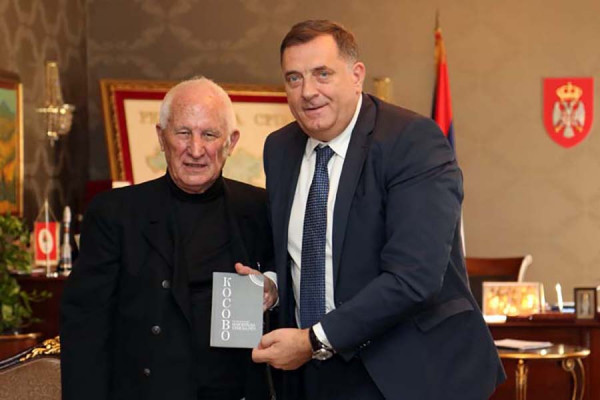 Bećković poklonio Dodiku knjigu s posvetom