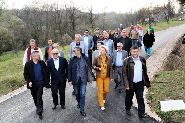 Asfaltni put za srpske povratnike u mjestu Kovačica kod Tuzle