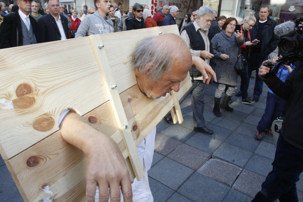 Zijah Sokolović performansom obilježio 50 godina rada