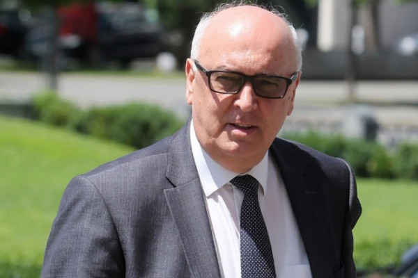 Gluhaković kupuje automobil sa staklenim krovom, wooferom, pojačalom…