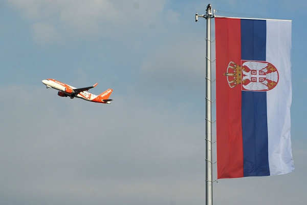 Na beogradskom aerodromu podignuta najveća zastava Srbije