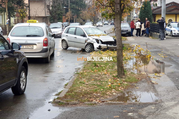 Sudar dva automobila u Račanskoj ulici /FOTO/