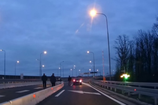 Incident na "9. Januaru": Srušio rampu na traci za naplatu putarine