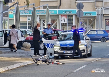 Udes u Bijeljini: Otvorio vrata vozila, udario biciklistu pa pobjegao (FOTO)