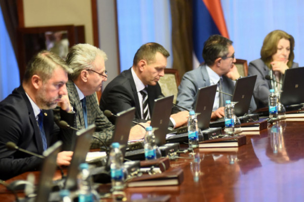 Polovina ministara ostaje u foteljama
