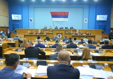 Poslije psovki i šamara, u parlamentu Srpske KUNU I BAJAJU