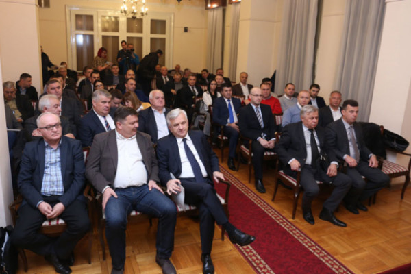 Mijenjaju stranku, ali ostaju u vlasti
