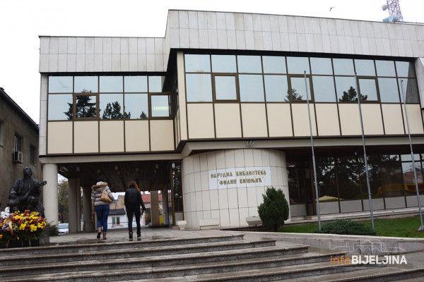 U biblioteci književno veče