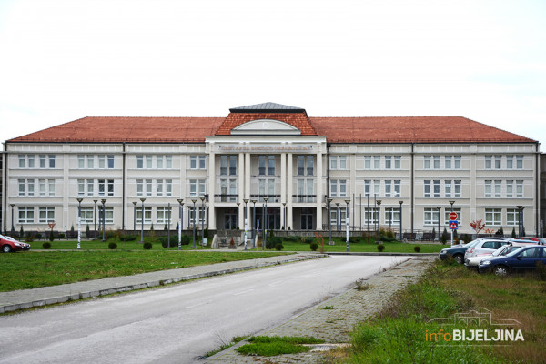 Studenti u akciji " A zašto ja nemam paketić ?"