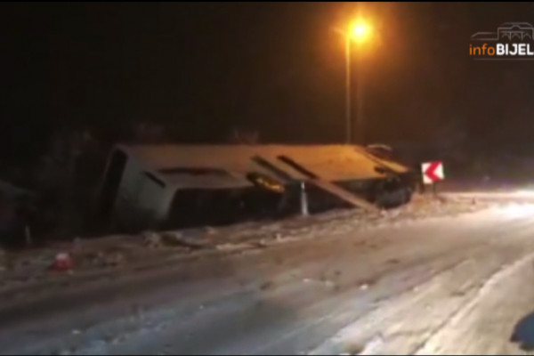 Pogledajte video sa mjesta prevrtanja autobusa u Bijeljini /VIDEO/