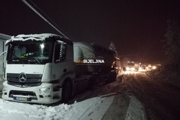 Kolaps pred Bijeljinom, više od 20 kamiona blokirano na uzbrdici /FOTO/