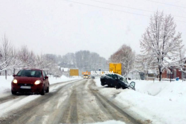 Ugljevik: Alfom sletio sa puta