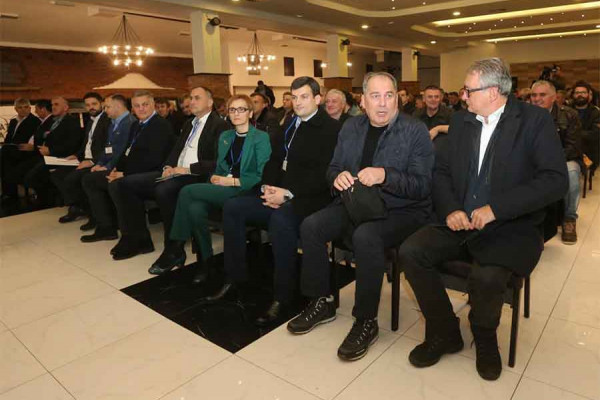 Prekinuta Skupština SDS