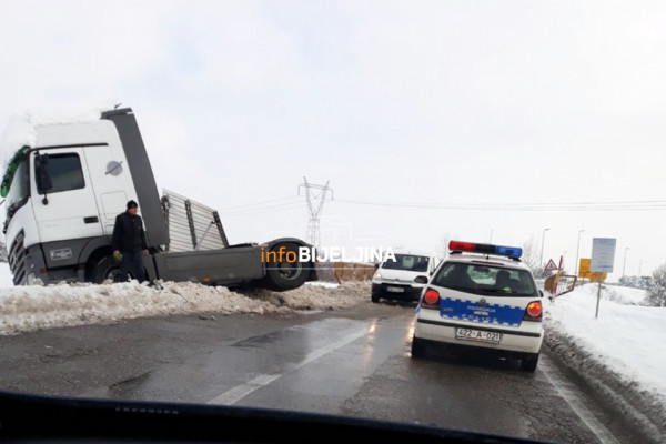 Bijeljina: Kamion sletio sa puta