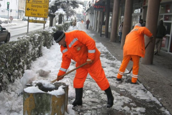 Radnici „Komunalca“ razbijaju led i čiste trotoare