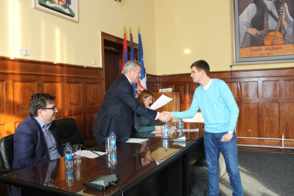 Uručeni ugovori o stipendiranju 20 studenata