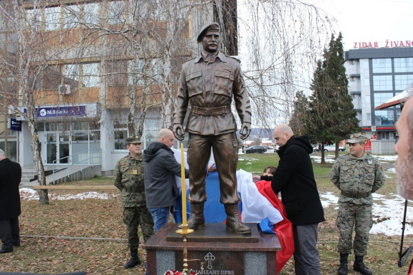 Spomenik heroju Milanu Joviću na gradskom trgu u Ugljeviku