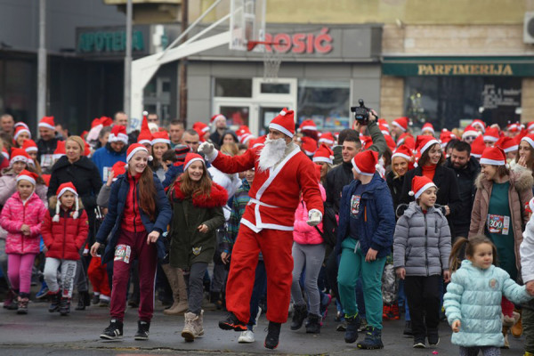 U Bijeljini održana trka Djeda Mrazeva /FOTO/