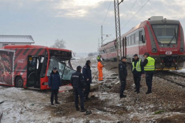 "Troje i dalje kritično, vozač u komi, mašinovođa u šoku"