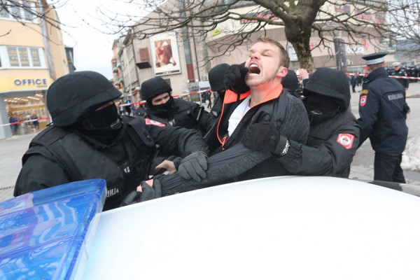 Policija razbija protest, više povrijeđenih, Stanivuković ponovo uhapšen