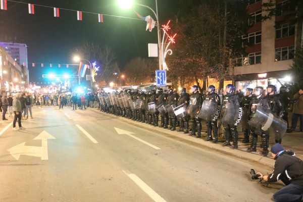 Banjalučani ne odustaju: Okupili se ispred Hrama Hrista spasitelja, ponovo stigla i policija