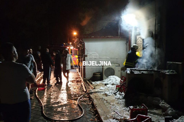 Požar u ugostiteljskom objektu u Bijeljini, vatrogasci na terenu
