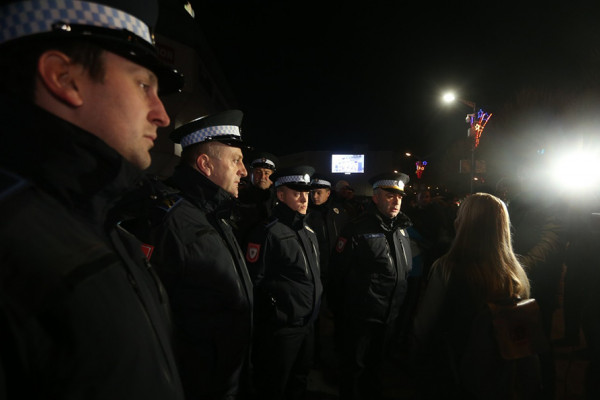 Građani pristižu na gradski trg u Banjaluci, prisutna i policija