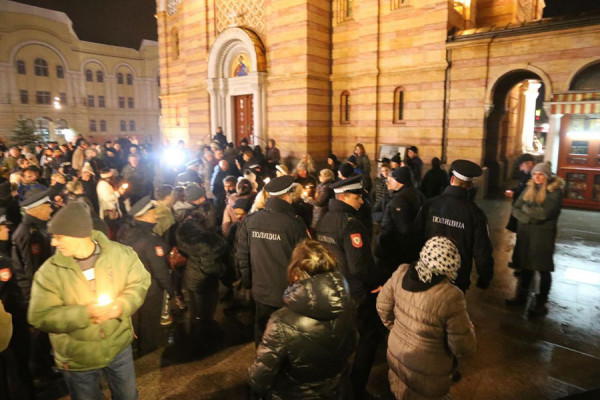 Policija rastjeruje građane okupljene ispred Hrama Hrista Spasitelja
