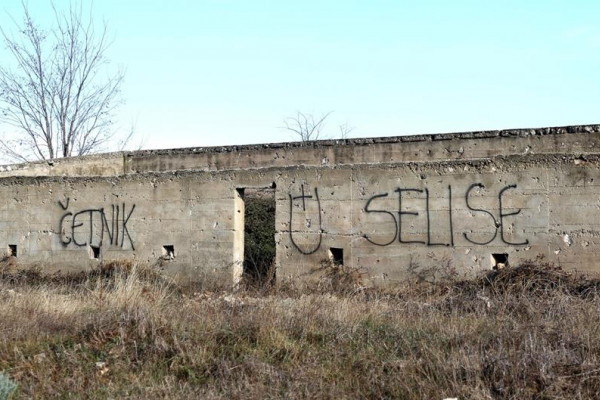 Ustaški grafit kod Vodica: "Četnik, seli se"