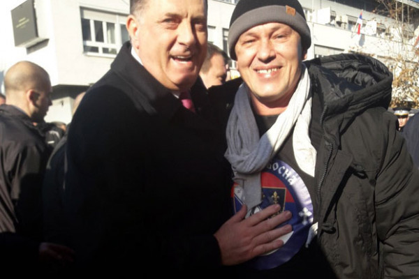 ISPUNILA MU SE ŽELjA: Istetovirao lik Dodika, a danas ga i upoznao (FOTO)