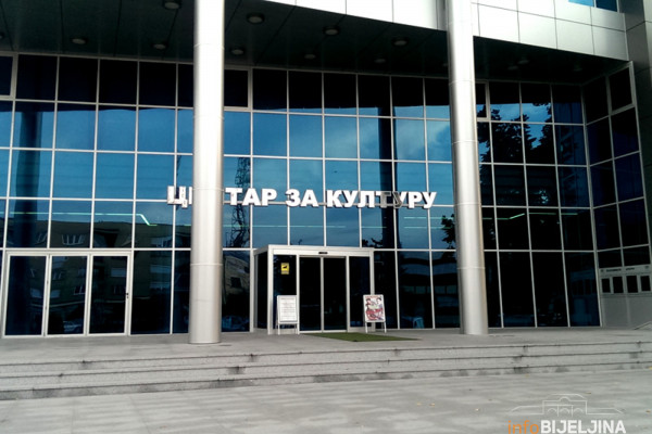 Prodajna izložba slika za pomoć gluvom dječaku