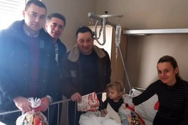Navijači Crvene zvezde Bijeljina obradovali djecu paketićima /FOTO/