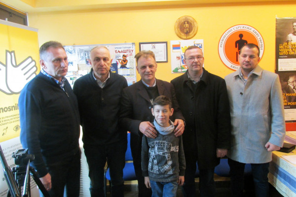 Dječaku Miši Periću uručeni slušni aparati