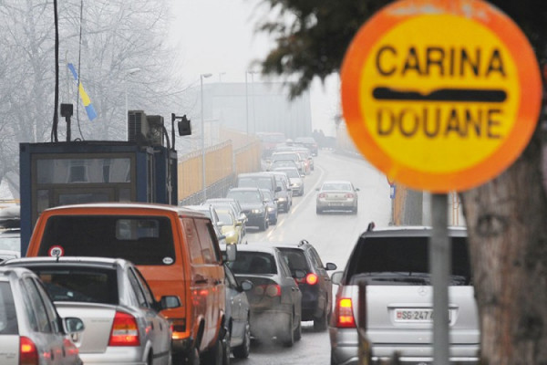 Na granici više vozila, a manje službenika