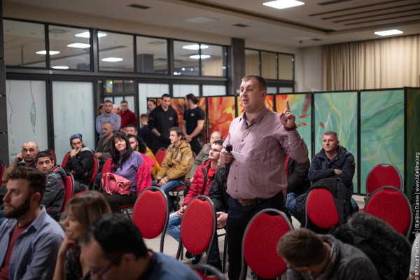 Raspava Pernara i djece poginulih boraca u Bijeljini: "Da li je Hrvatska genocidna tvorevina?"