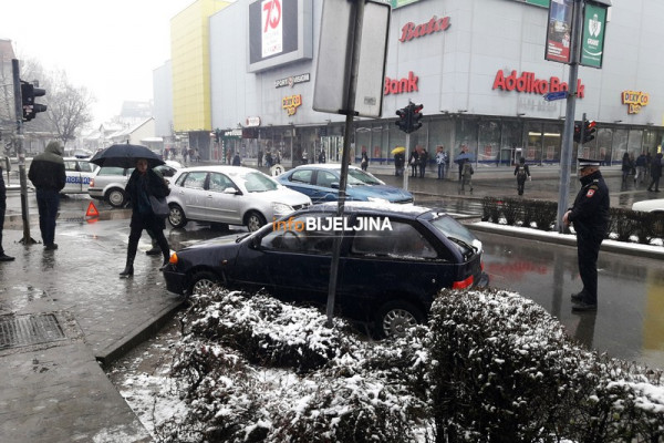 Saobraćajka u centru Bijeljine, auto se od siline udarca okrenuo na raskrsnici /FOTO/