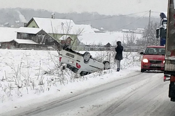 Bijeljina: Automobil završio na krovu, kamion se popriječio u Dragaljevcu /FOTO/