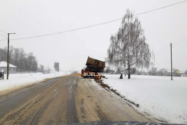 Crnjelovo: Grtalica sletjela s puta