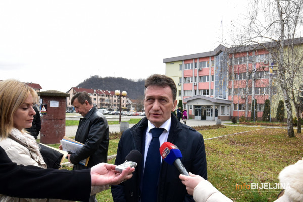Ugljevik: Potpisani ugovori o otkupu stanova za boračke kategorije