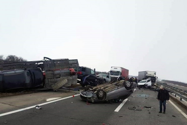 Teška saobraćajka na autoputu Kuzmin - Beograd