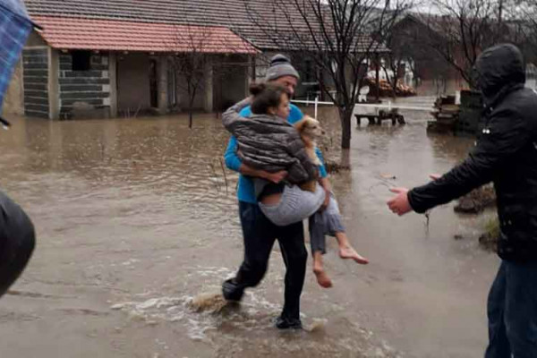 Mještani spasavaju jedni druge: “Sve podsjeća na majske poplave 2014”