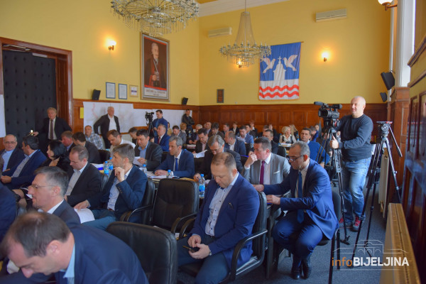 Sutra o revizorskom izvještaju i poskupljenju komunalnih usluga