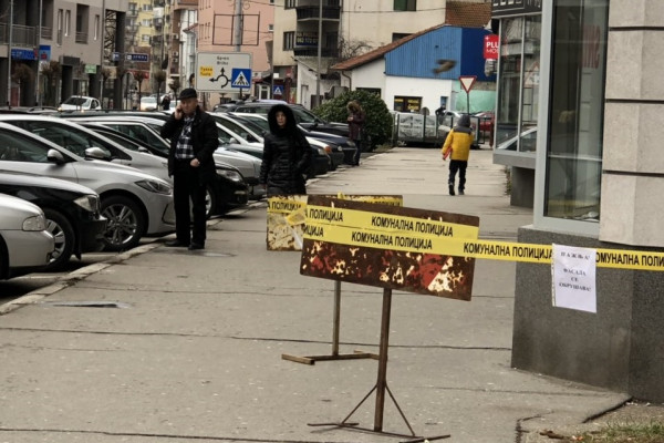 OPREZ Otpao dio fasade u centru Bijeljine /FOTO/