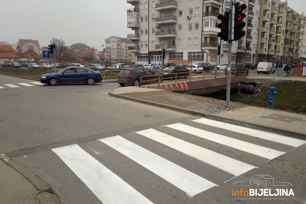 Najkritičnija raskrsnica u Bijeljini nakon tri mjeseca dobila pješački prelaz /FOTO/