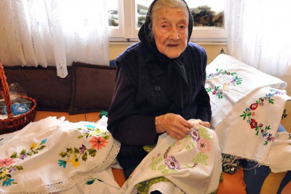 Baka Grozdana iz Međaša veze, plete i ukrase šara