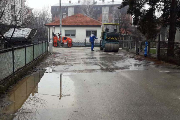 Bijeljina: Bez dozvole hidrantom peru mašine, blato i šljunak ostavili po ulici /FOTO/