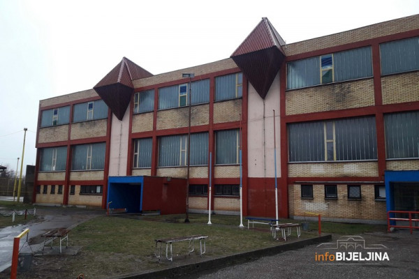 Počela rekonstrukcija krova Sportske dvorane, parket na čekanju /FOTO/