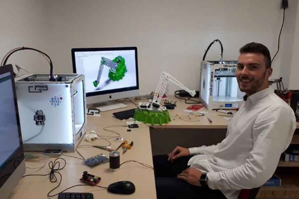 Haris iz Brčkog osmislio prototip robotske ruke koja može prenositi predmete